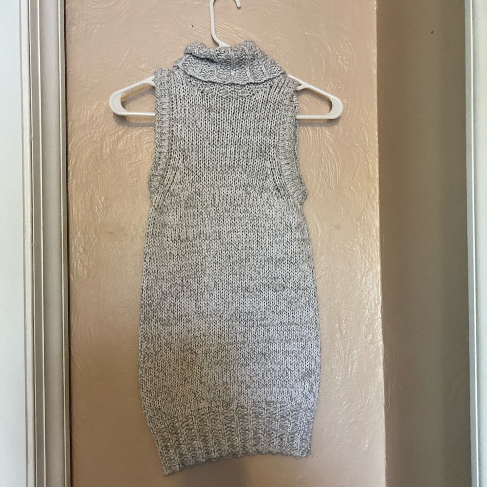 No-sleeve sweater shirt